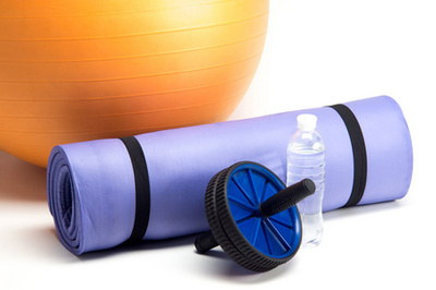 瑜伽墊和水瓶特寫。運(yùn)動(dòng)器材, 三個(gè)青蘋果和一根跳繩