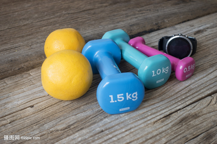 運動器材啞鈴運動手表和水果